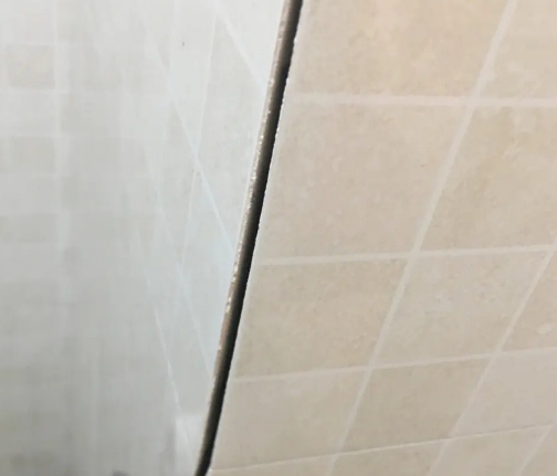 赫章瓷砖空鼓维修公司分享阳台瓷砖脱落的修复过程可以分为以下几个步骤