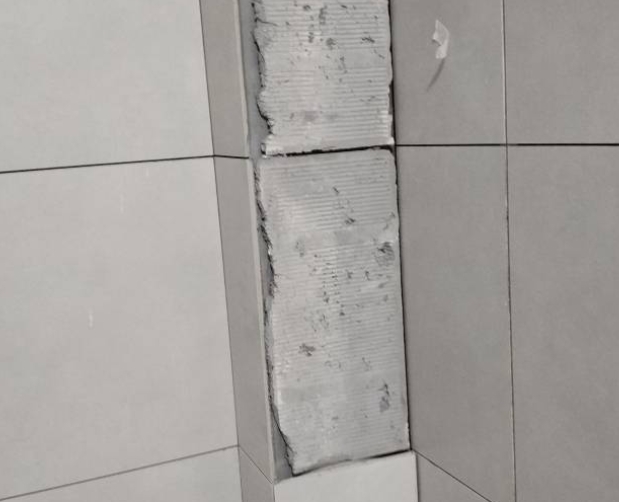 赫章瓷砖空鼓维修公司分享下瓷砖施工前基层浇水润湿程度不足，可能导致以下问题
